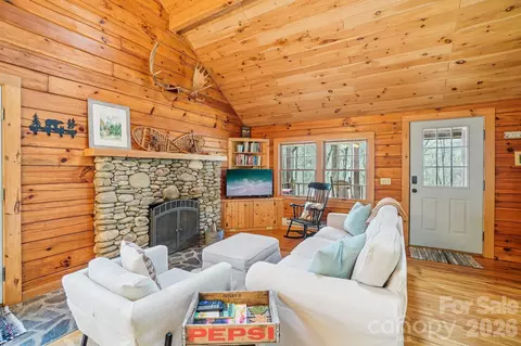 307 Roaring Creek Ln, Waynesville, NC 28786