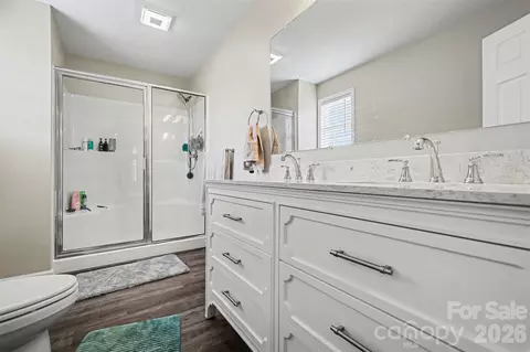 Bath - 2061 Gary Ln, Hickory, NC 28602 photo 1 of 2
