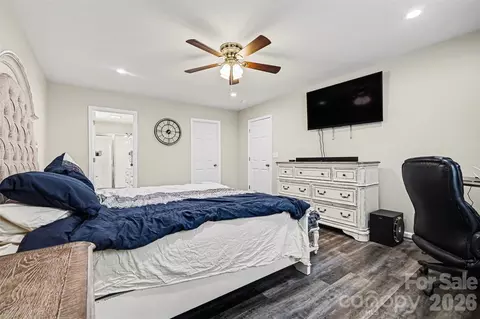 Bedroom - 2061 Gary Ln, Hickory, NC 28602 photo 4 of 4