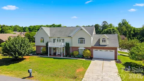 1360 Sweetbriar Ln, Hickory, NC 28602