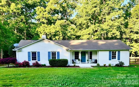 2411 Kimway Dr, Matthews, NC 28105
