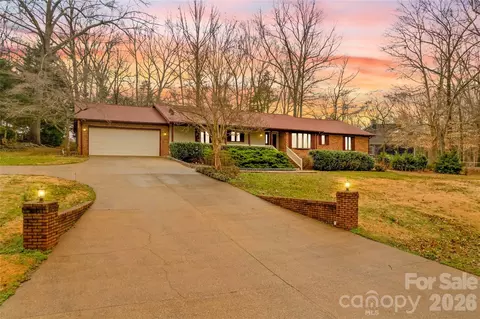 156 Eastwood Dr, Statesville, NC 28625