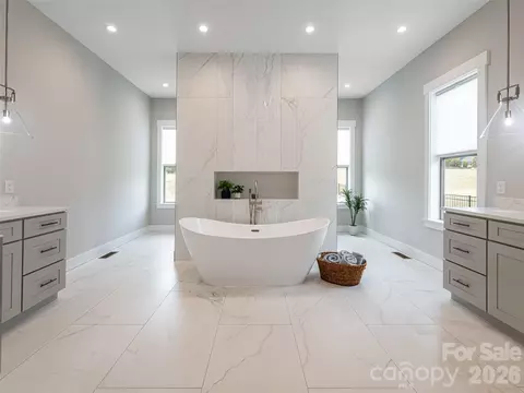 Bath - 744 Daniel Circle Dr, Mills River, NC 28759 photo 2 of 8