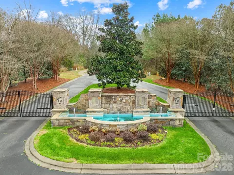8334 Victoria Lake Dr, Waxhaw, NC 28173