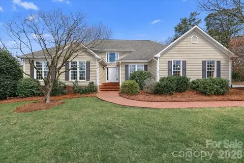 415 N Greenbriar Rd, Statesville, NC 28625