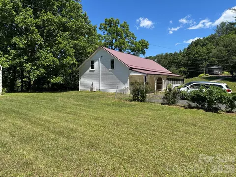 262 Blackberry Ln, Bakersville, NC 28705