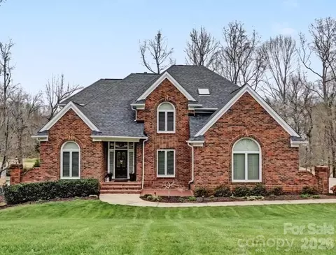 18801 River Falls Dr, Davidson, NC 28036