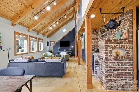 14 Sunny Hollow Ln, Fairview, NC 28730