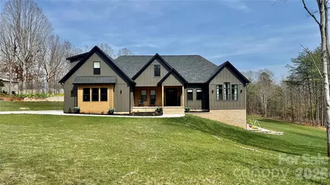 1360 Sain Rd, Hickory, NC 28602