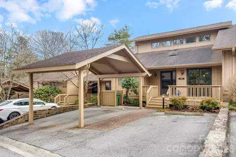 1104 Red Oak Dr, Hendersonville, NC 28791