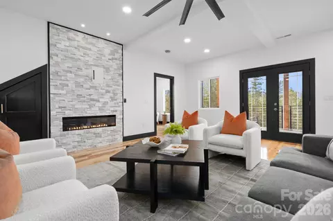 74 Jeranna Rd, Mills River, NC 28759
