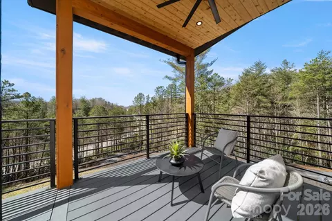 74 Jeranna Rd, Mills River, NC 28759