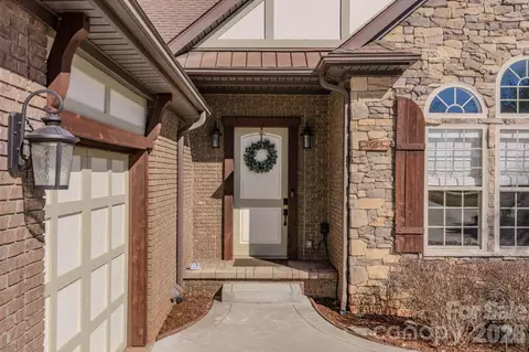 3975 Plantation Dr, Morganton, NC 28655