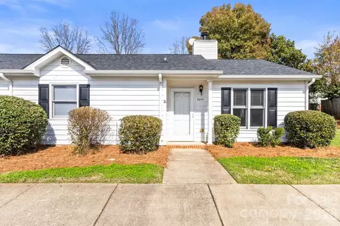 6041 Crape Myrtle Ln, Charlotte, NC 28216