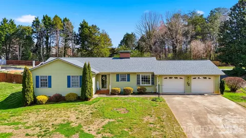 916 Plantation Dr, Lenoir, NC 28645