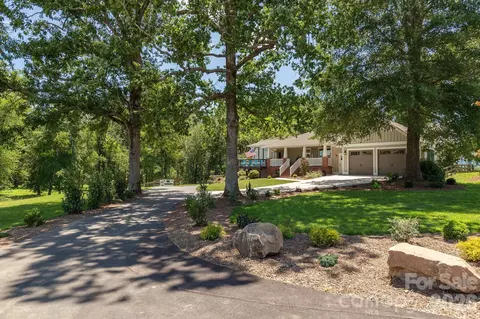 16 School House Rd, Mills River, NC 28759