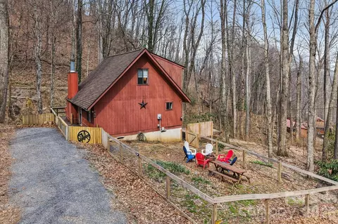 33 Fernbrook Rd, Maggie Valley, NC 28751