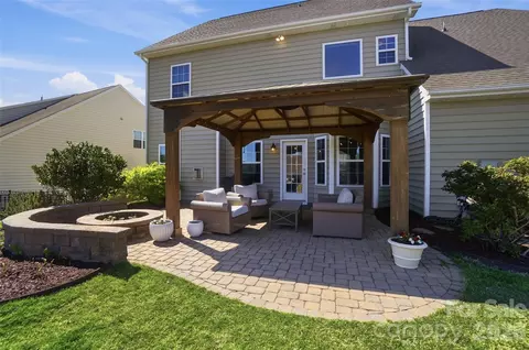 Exterior - 2074 Feldspar Dr, Davidson, NC 28036 photo 6 of 8