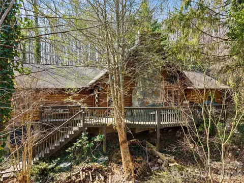 6 Ravenwood Ln, Horse Shoe, NC 28742