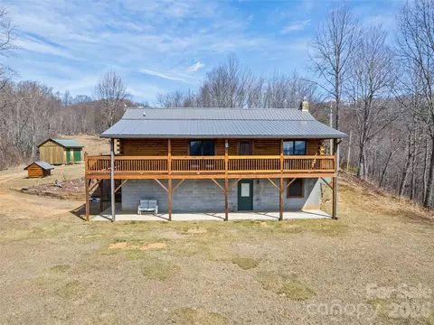 425 Rustic Ridge Dr, Canton, NC 28716