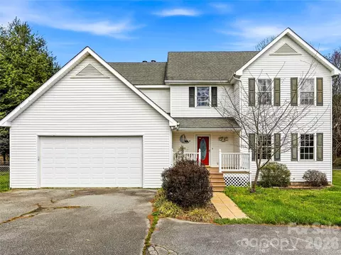 61 Rolling Hills Rd, Mills River, NC 28759