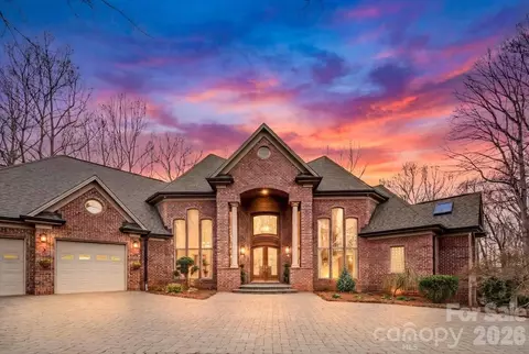 1043 Rolling Green Dr, Newton, NC 28658
