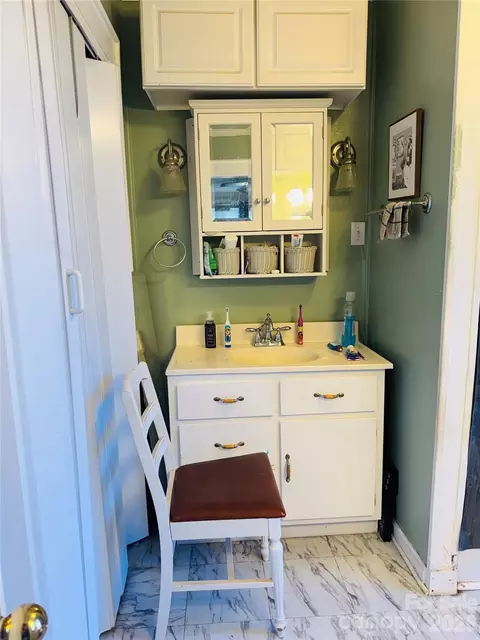 Bath - 824 Baxter Rd, Cherryville, NC 28021 photo 2 of 2