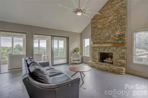 204 Fleetwood Plz, Hendersonville, NC 28739