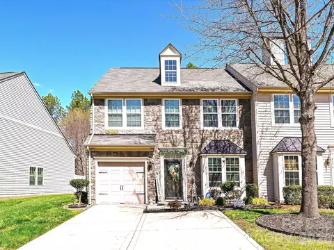 9740 Springholm Dr, Charlotte, NC 28278