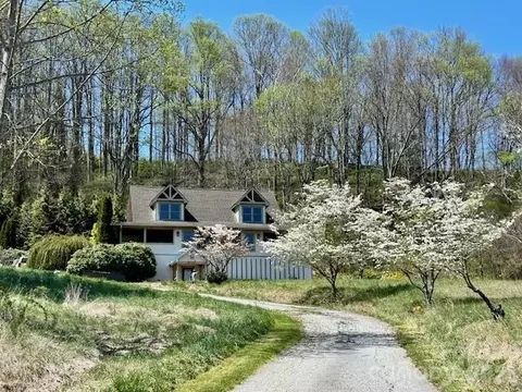 330 Potts Dr, Waynesville, NC 28785