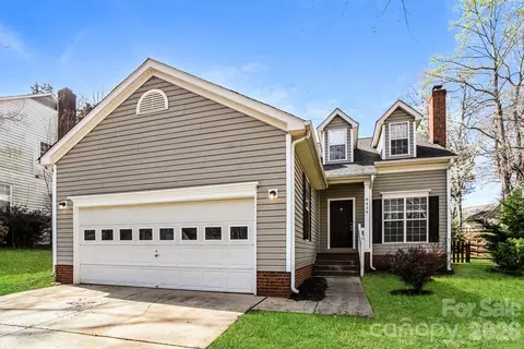 8425 Woodford Bridge Dr, Charlotte, NC 28216
