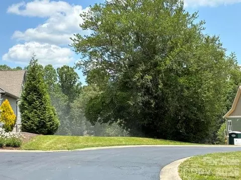 156 Triple Fairways Dr, Hendersonville, NC 28739