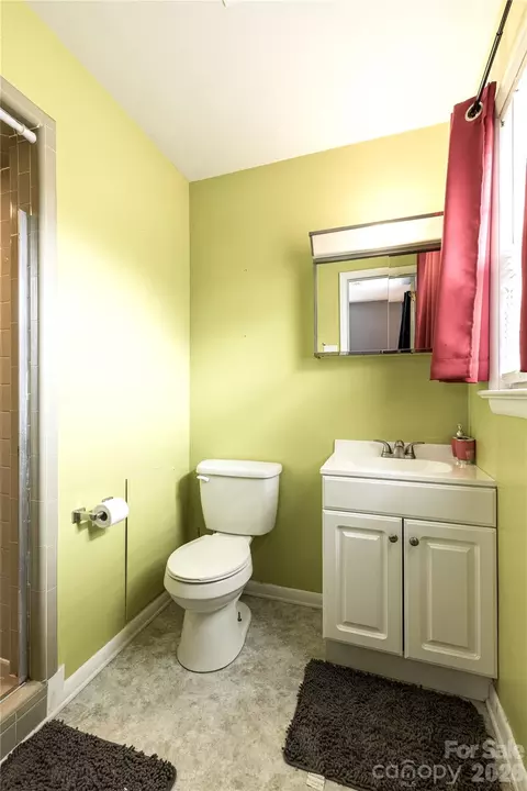 Bath - 286 Valley Rd, Hickory, NC 28601 photo 1 of 3