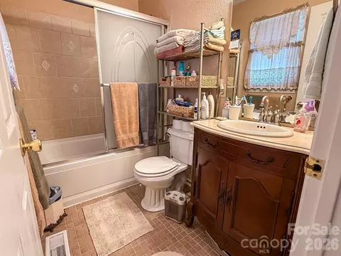 Bath - 1017 3rd Nw Ave NW, Conover, NC 28613 photo 2 of 6