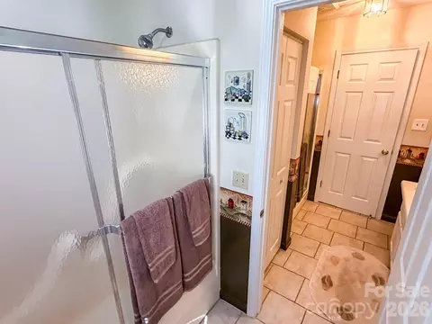 Bath - 1017 3rd Nw Ave NW, Conover, NC 28613 photo 6 of 6