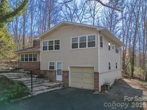 3 Country Rd, Hendersonville, NC 28791