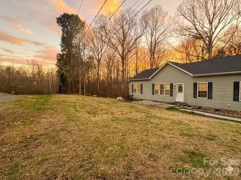 3233 Alamo Dr, Trinity, NC 27370 photo 2