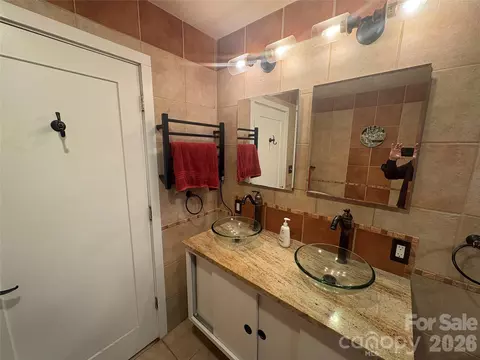 Bath - 126 Ridgeview Rd, Spruce Pine, NC 28777 photo 1 of 4
