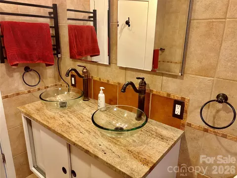 Bath - 126 Ridgeview Rd, Spruce Pine, NC 28777 photo 2 of 4