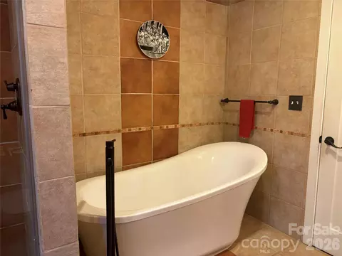 Bath - 126 Ridgeview Rd, Spruce Pine, NC 28777 photo 3 of 4