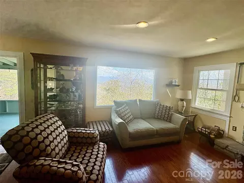 Living - 126 Ridgeview Rd, Spruce Pine, NC 28777 photo 3 of 6