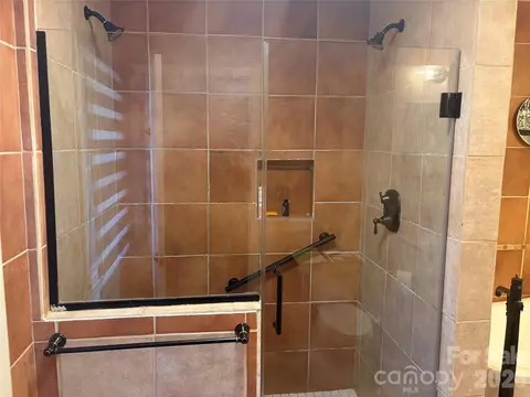 Bath - 126 Ridgeview Rd, Spruce Pine, NC 28777 photo 4 of 4