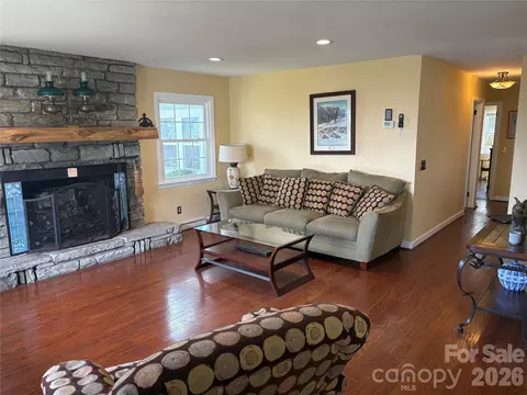 Living - 126 Ridgeview Rd, Spruce Pine, NC 28777 photo 4 of 6