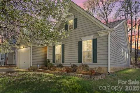 8636 Warwick Crest Ln, Charlotte, NC 28215