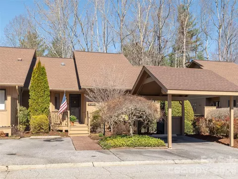 701 Red Oak Dr, Hendersonville, NC 28791