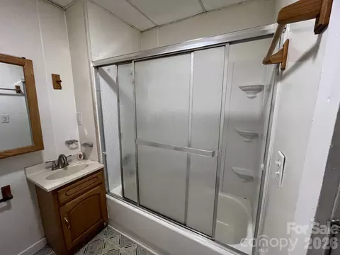 Bath - 524 Baldwin Ave, Marion, NC 28752 photo 1 of 2
