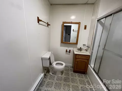 Bath - 524 Baldwin Ave, Marion, NC 28752 photo 2 of 2