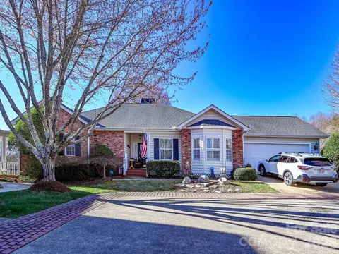 653 High Quarry Rd, Hendersonville, NC 28791