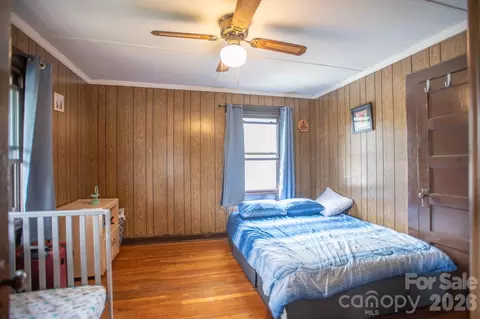 Bedroom - 400 Summit Ave, Spruce Pine, NC 28777 photo 5 of 7