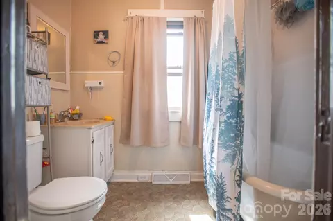 Bath - 400 Summit Ave, Spruce Pine, NC 28777 photo 1 of 1
